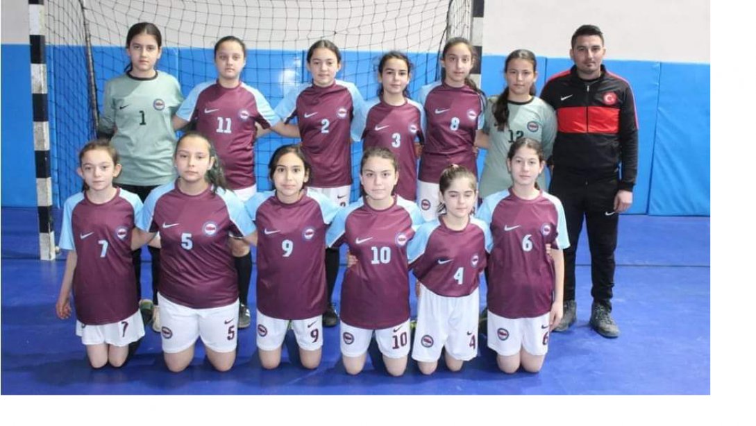 Kız Futsal Takımımız 2 galibiyet 2 mağlubiyet alarak grubunu 3. sırada tamamlamıştır.