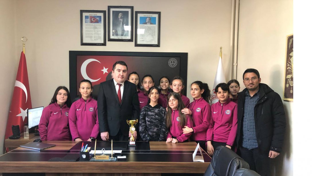 Gün Sazak Yatılı Bölge Ortaokulu Kız Futsal Takımı İl Üçüncüsü Oldu.