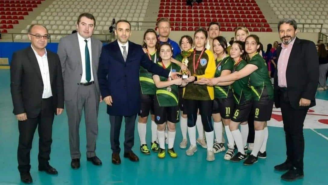 İlçemiz Şehit Münir Yıldızak Anadolu Lisesi Kız Futsal Takımı İl Birincisi Oldu