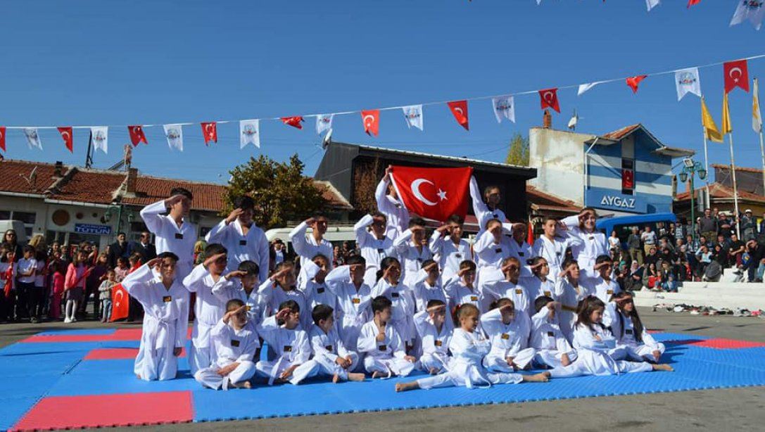 İlçemizde Cumhuriyet Bayramı coşkuyla kutlandı.